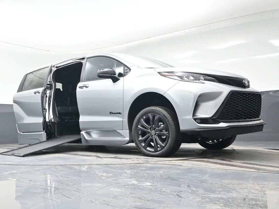 New 2025 Toyota Sienna Hybrid XSE Sport - BraunAbility Side Entry Entry In Floor Automatic Ramp