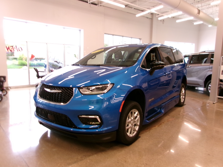 Blue Chrysler Pacifica image number 36