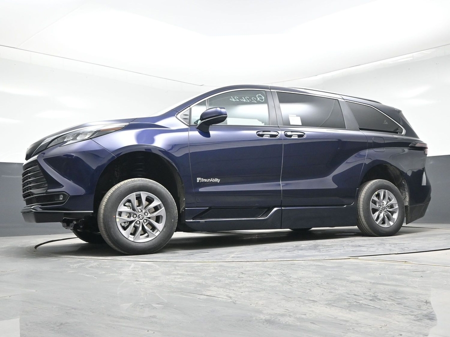 New 2026 Toyota Sienna Hybrid XLE Base - BraunAbility Side Entry Entry Fold Out Automatic Ramp