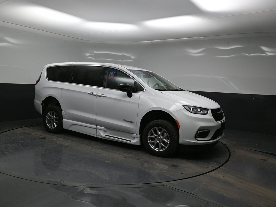 Used 2024 Chrysler Pacifica Touring L - BraunAbility Side Entry Entry Fold Out Automatic Ramp