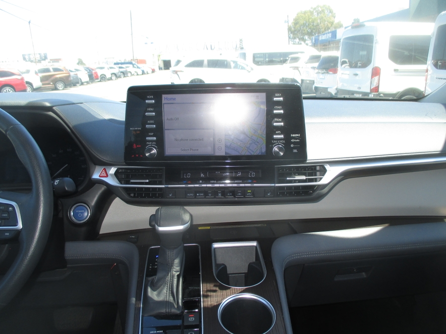 Grey Toyota Sienna image number 17
