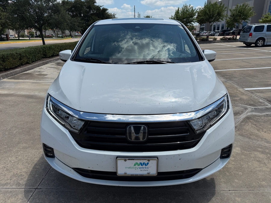 White Honda Odyssey image number 7