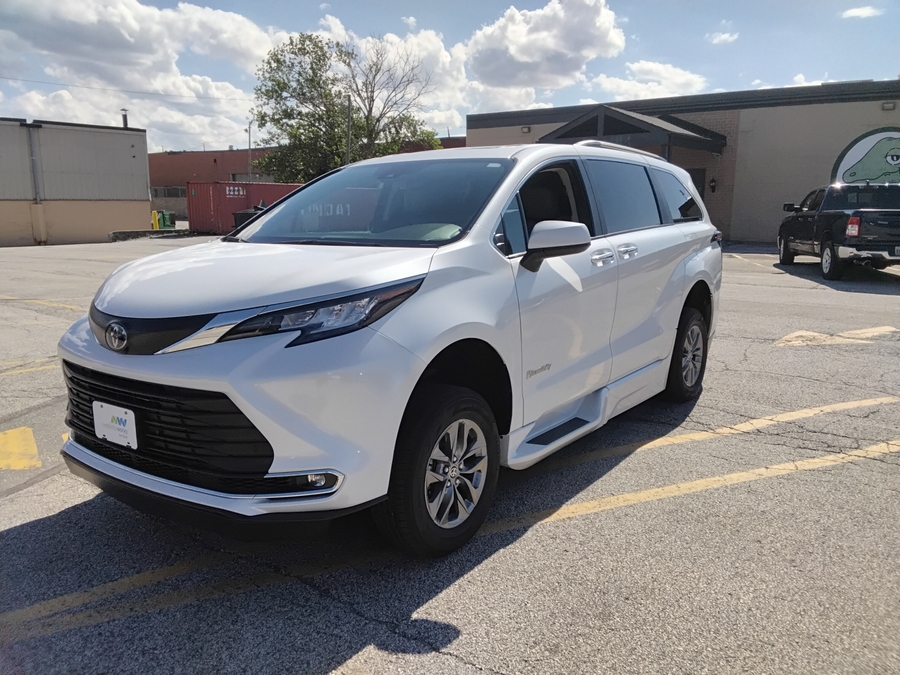 Silver Toyota Sienna image number 1