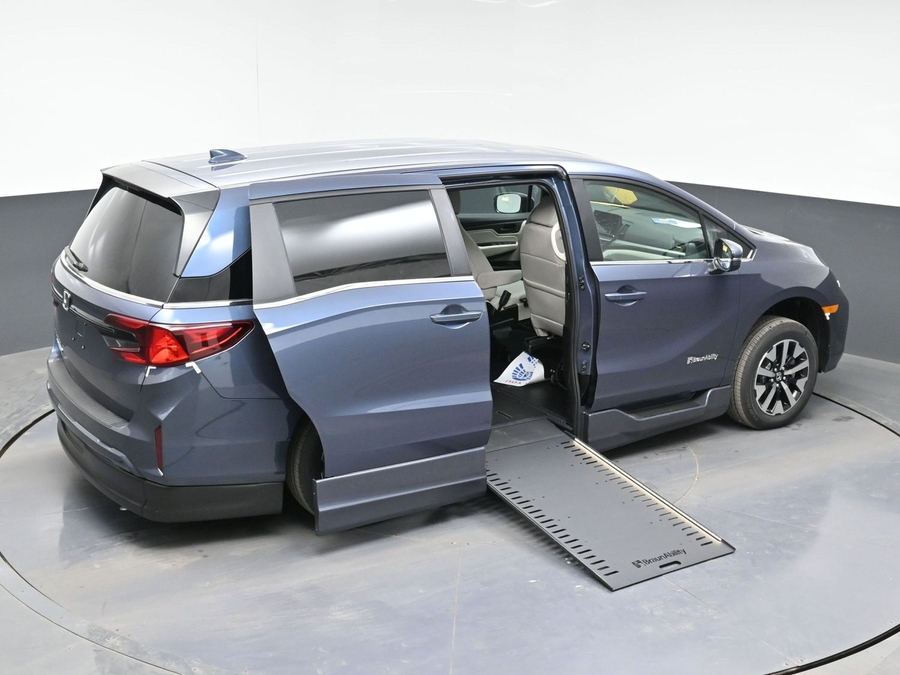 Blue Honda Odyssey image number 22