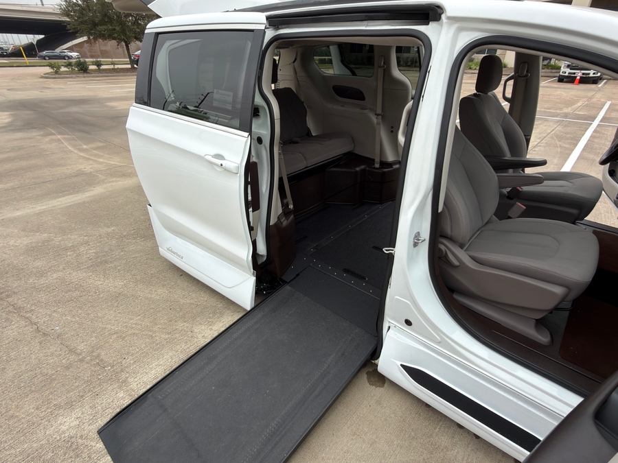 Used 2018 Chrysler Pacifica Touring - VMI Side Entry Entry In Floor Automatic Ramp