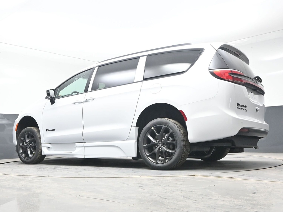 New 2026 Chrysler Pacifica Select Sport - BraunAbility Side Entry Entry In Floor Automatic Ramp