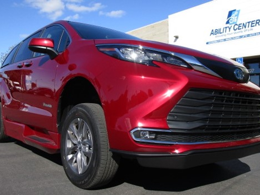 New 2026 Toyota Sienna Hybrid XLE Add - BraunAbility Side Entry Entry In Floor Automatic Ramp