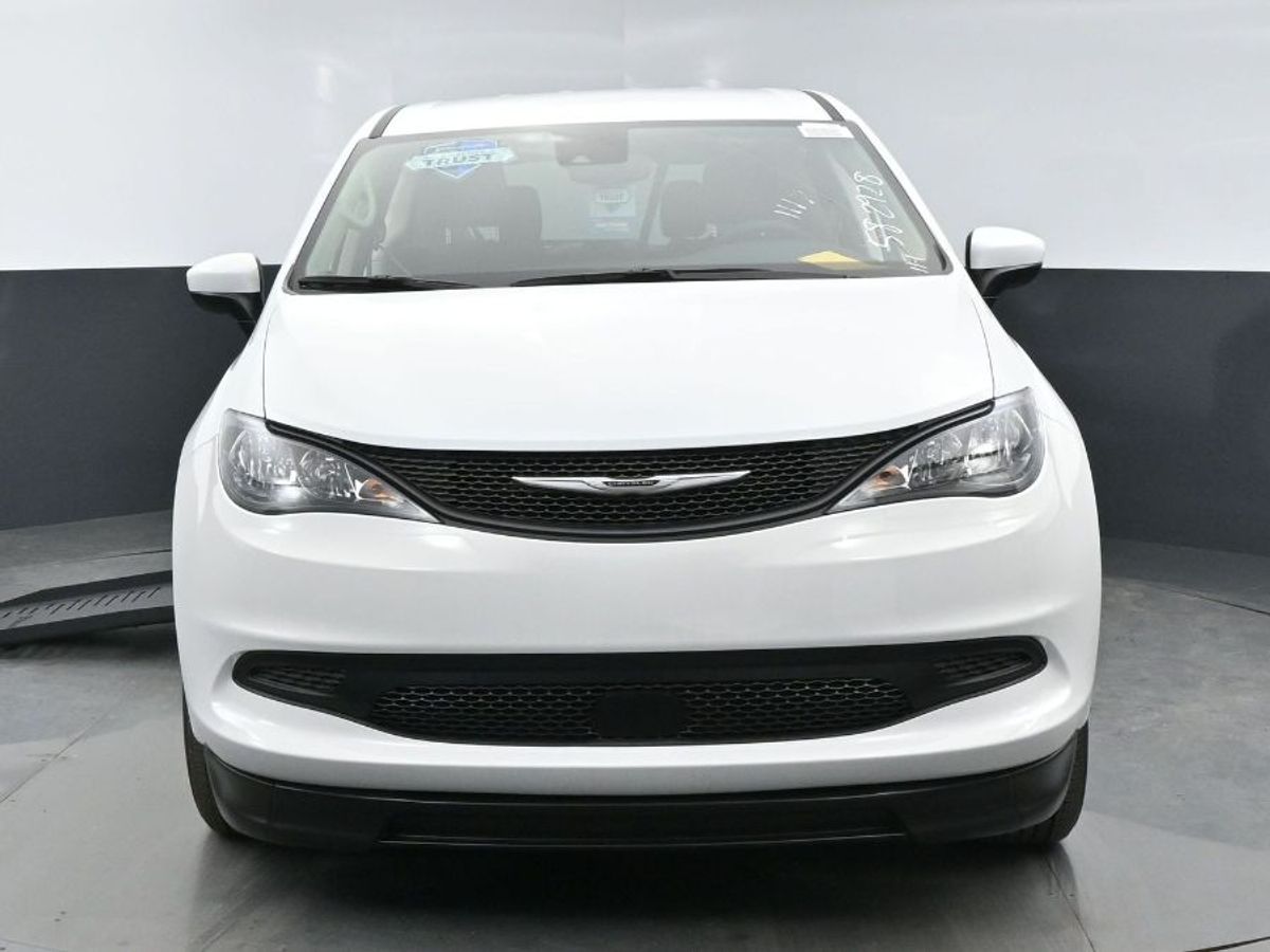 White Chrysler Voyager image number 14