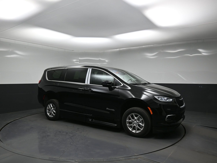 Black Chrysler Pacifica image number 11