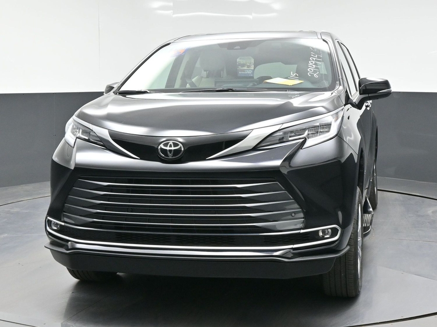 New 2026 Toyota Sienna Hybrid Limited - BraunAbility Side Entry Fold Out Automatic Ramp