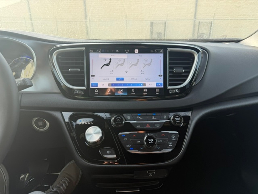 2026 Chrysler Voyager LX - Photo 14