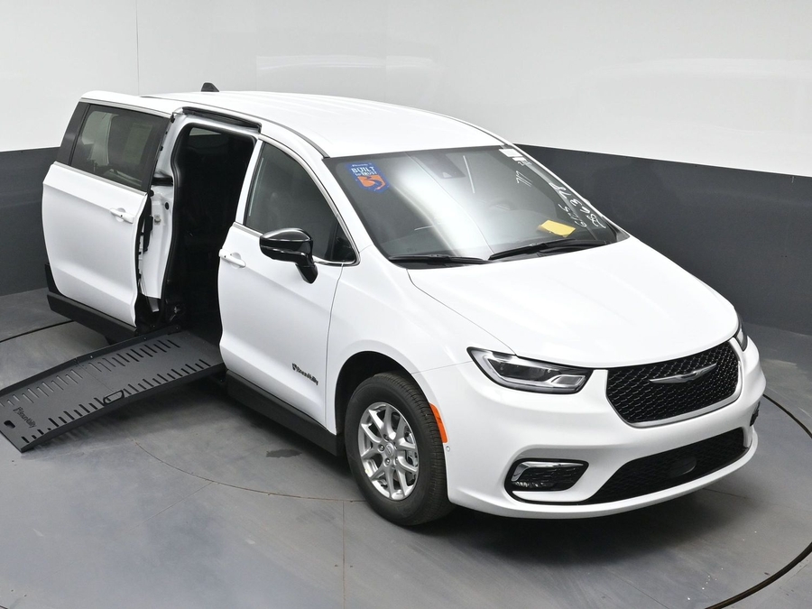 White Chrysler Pacifica image number 20