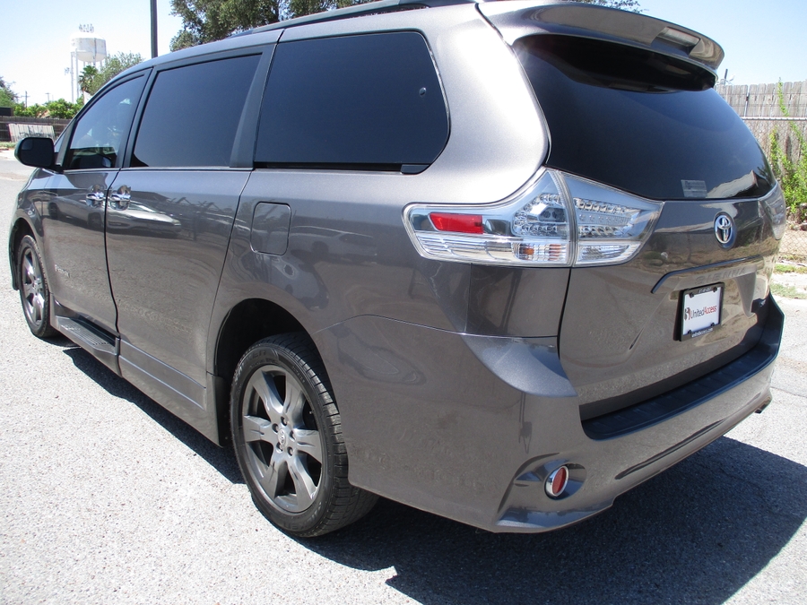 Used 2017 Toyota Sienna SE - BraunAbility Side Entry Fold Out Automatic Ramp