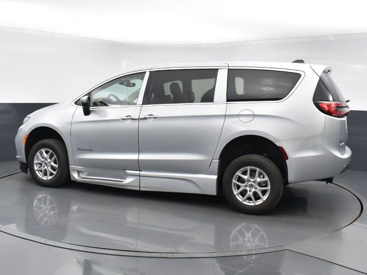 Silver Chrysler Pacifica image number 20