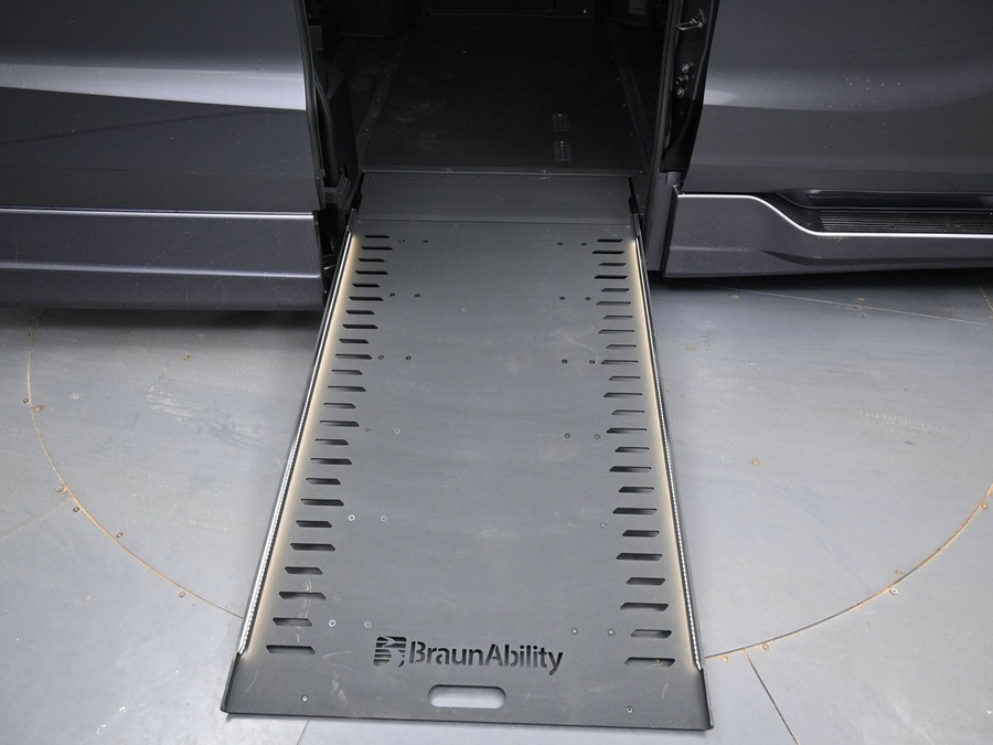 Grey Honda Odyssey image number 6