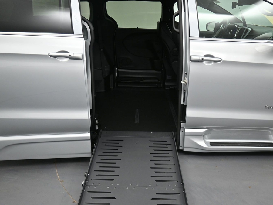 New 2026 Chrysler Pacifica Select Safety - BraunAbility Side Entry Entry Fold Out Automatic Ramp