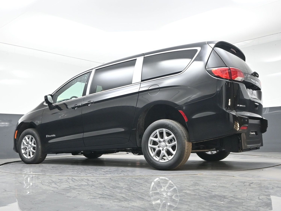 Black Chrysler Voyager image number 11