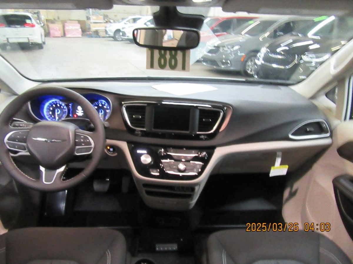 2024 CHRYSLER VOYAGER - Image 5