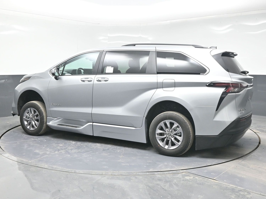 New 2025 Toyota Sienna Hybrid XLE Plus - BraunAbility Side Entry Entry Fold Out Automatic Ramp