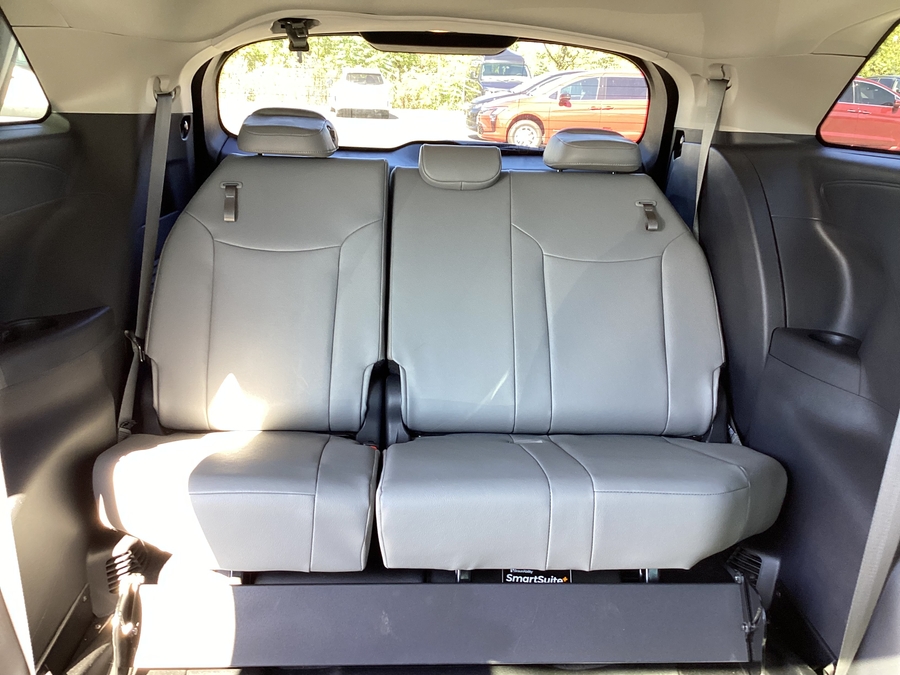 Silver Toyota Sienna image number 4