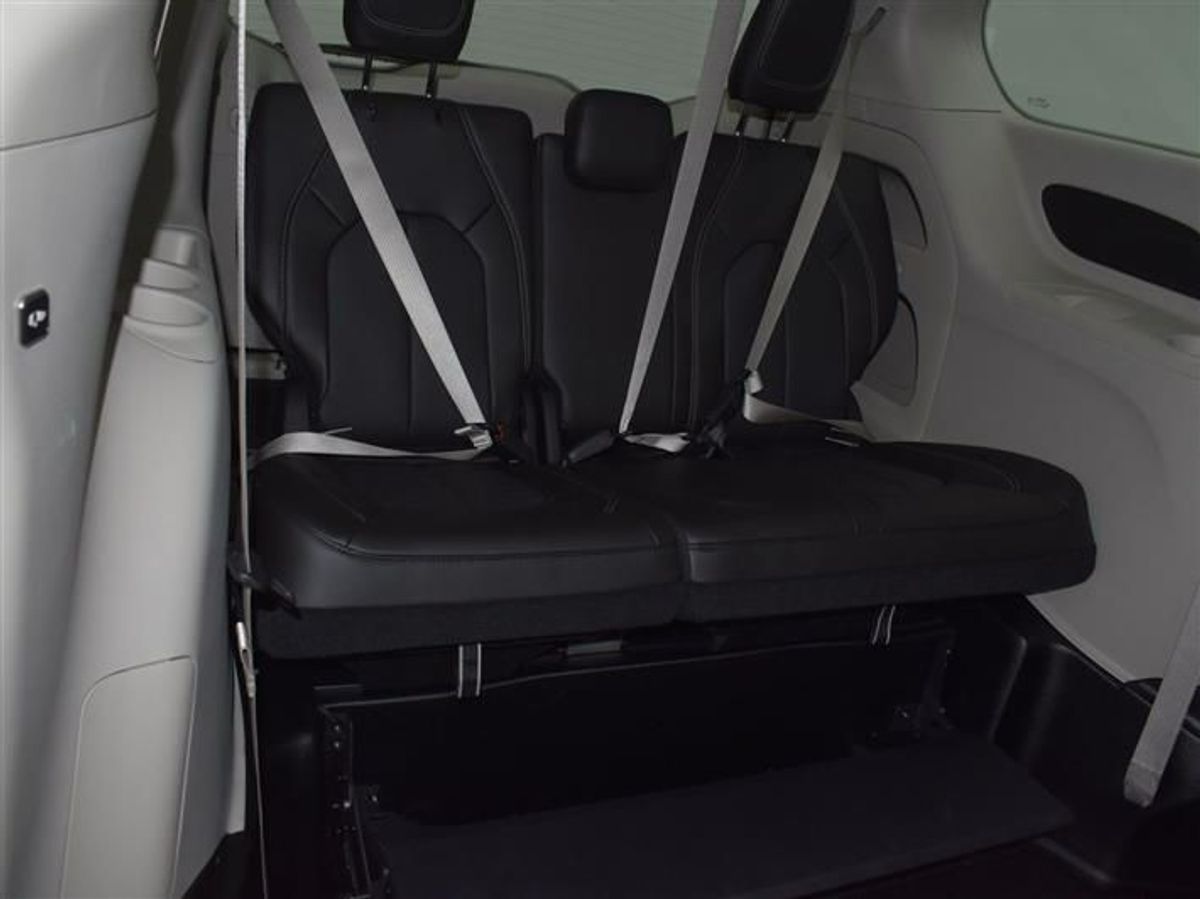 Silver Chrysler Pacifica image number 10