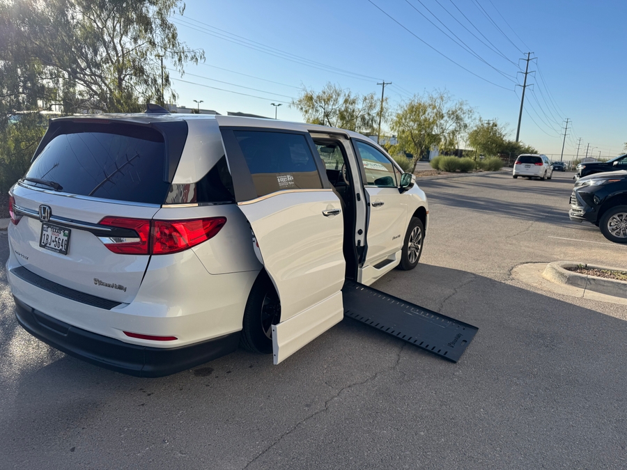2024 Honda Odyssey EX-L's photo