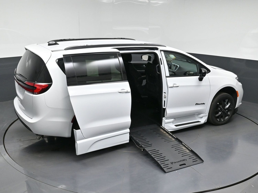 New 2026 Chrysler Pacifica Select Sport - BraunAbility Side Entry Fold Out Automatic Ramp