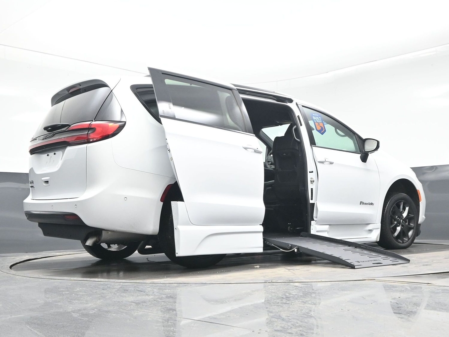 Used 2023 Chrysler Pacifica Touring L - BraunAbility Side Entry Entry Fold Out Automatic Ramp
