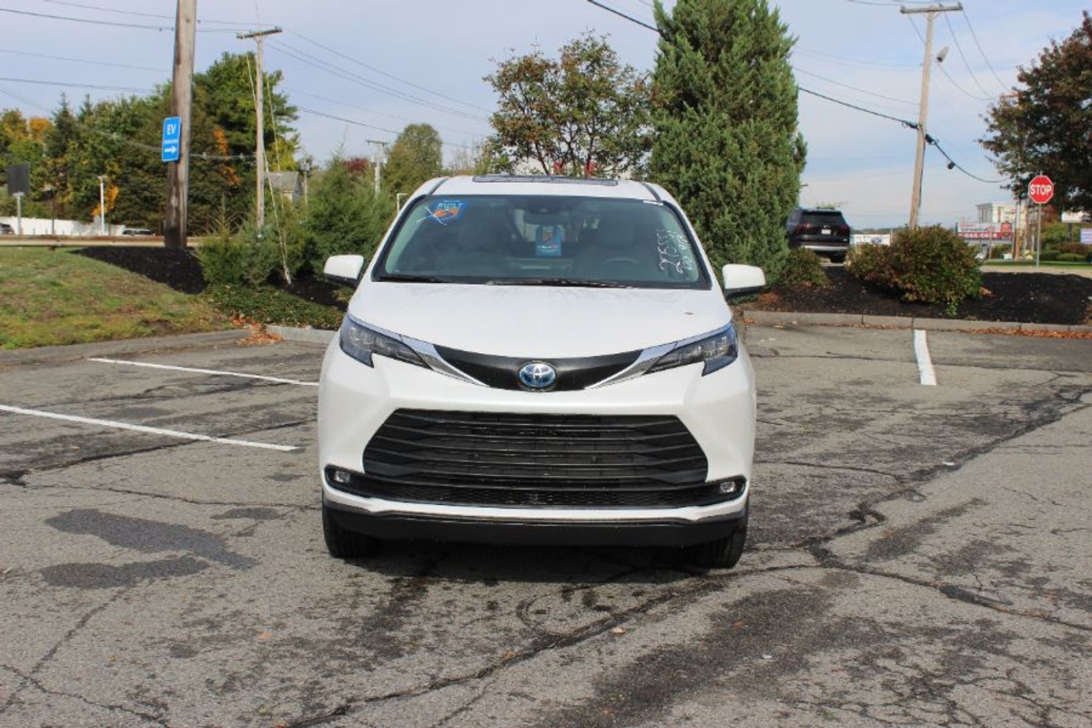 2025 TOYOTA SIENNA - Image 3