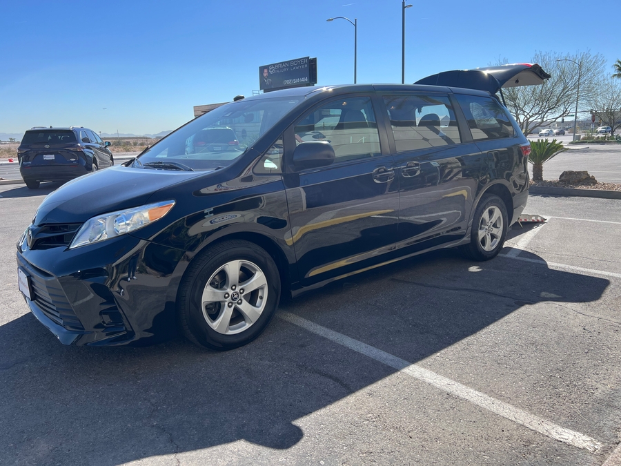 Used 2019 Toyota Sienna L -  Rear Entry Entry Fold Out Manual Ramp