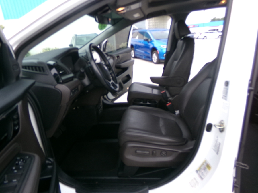 White Honda Odyssey image number 5
