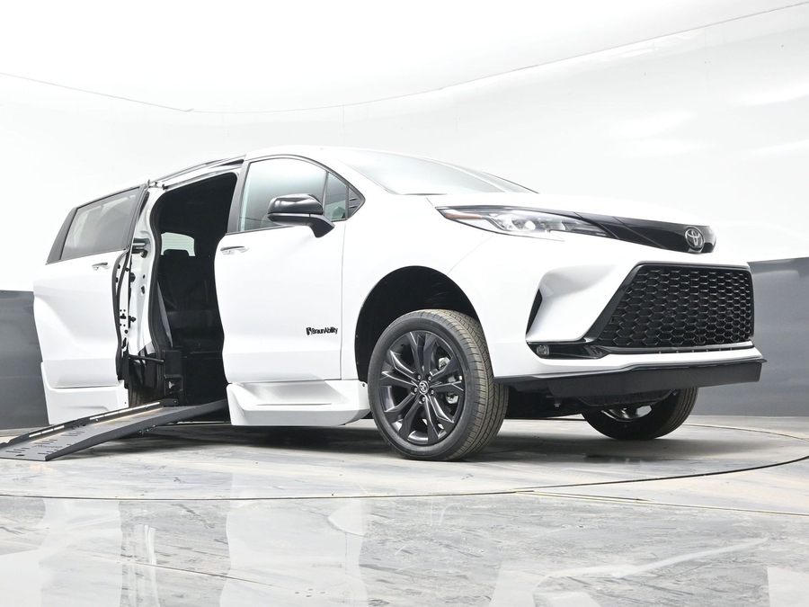 New 2026 Toyota Sienna Hybrid XSE Sport - BraunAbility Side Entry Fold Out Automatic Ramp