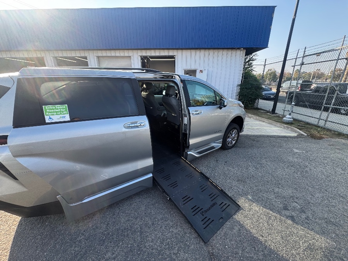 2024 TOYOTA SIENNA - Image 8