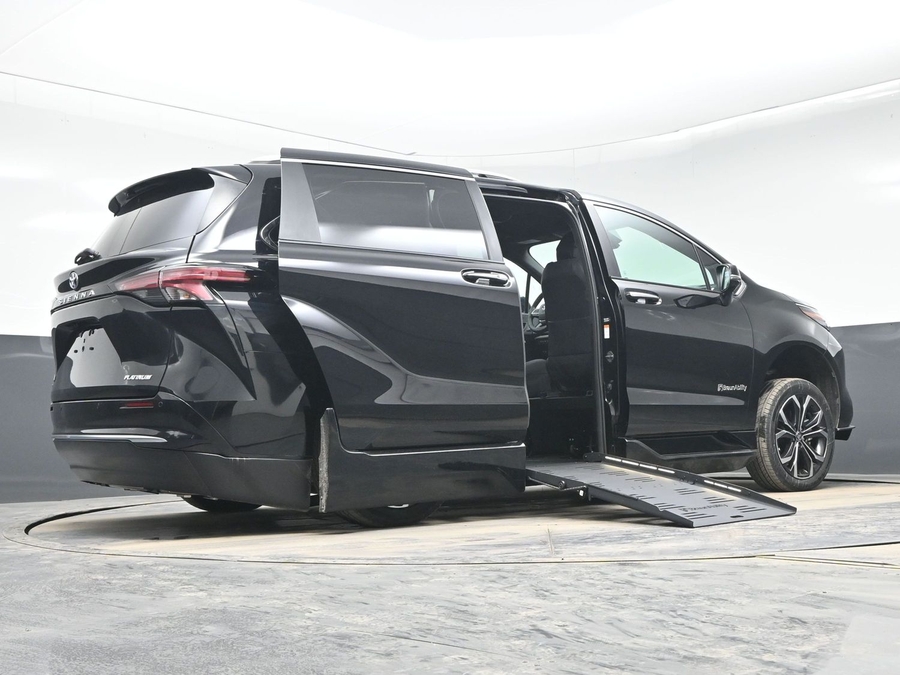 Black Toyota Sienna image number 21