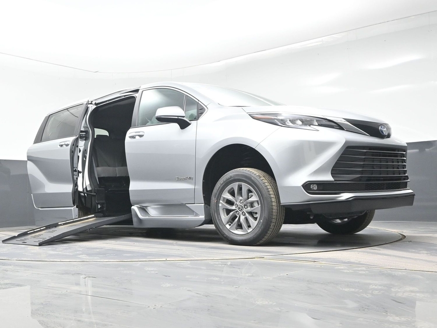 New 2025 Toyota Sienna Hybrid XLE Plus - BraunAbility Side Entry Entry Fold Out Automatic Ramp