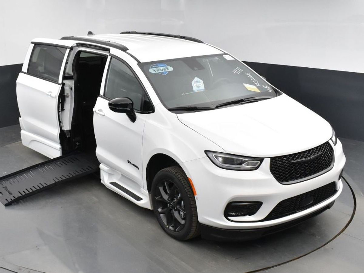 White Chrysler Pacifica image number 14
