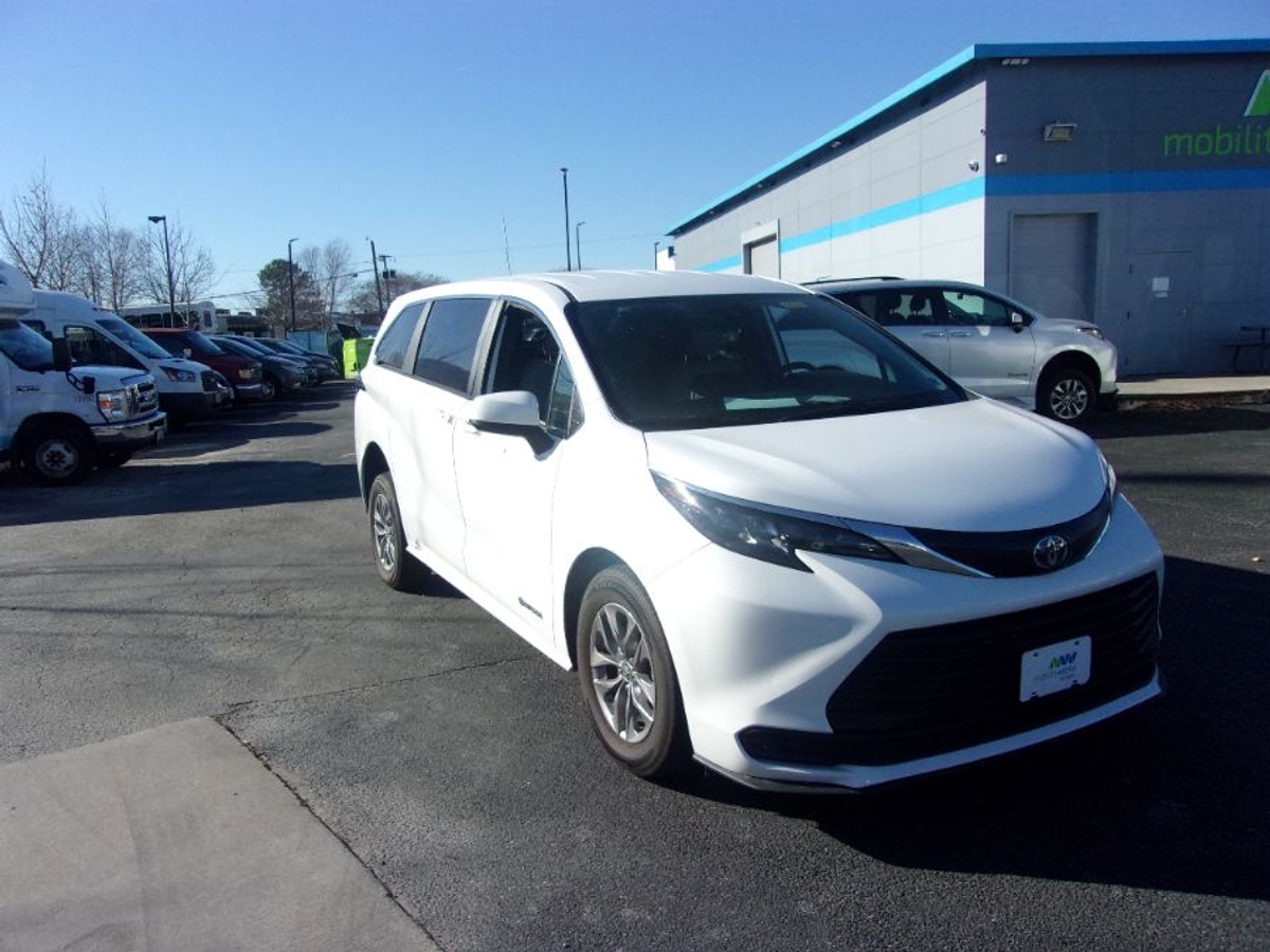 2025 TOYOTA SIENNA - Image 2