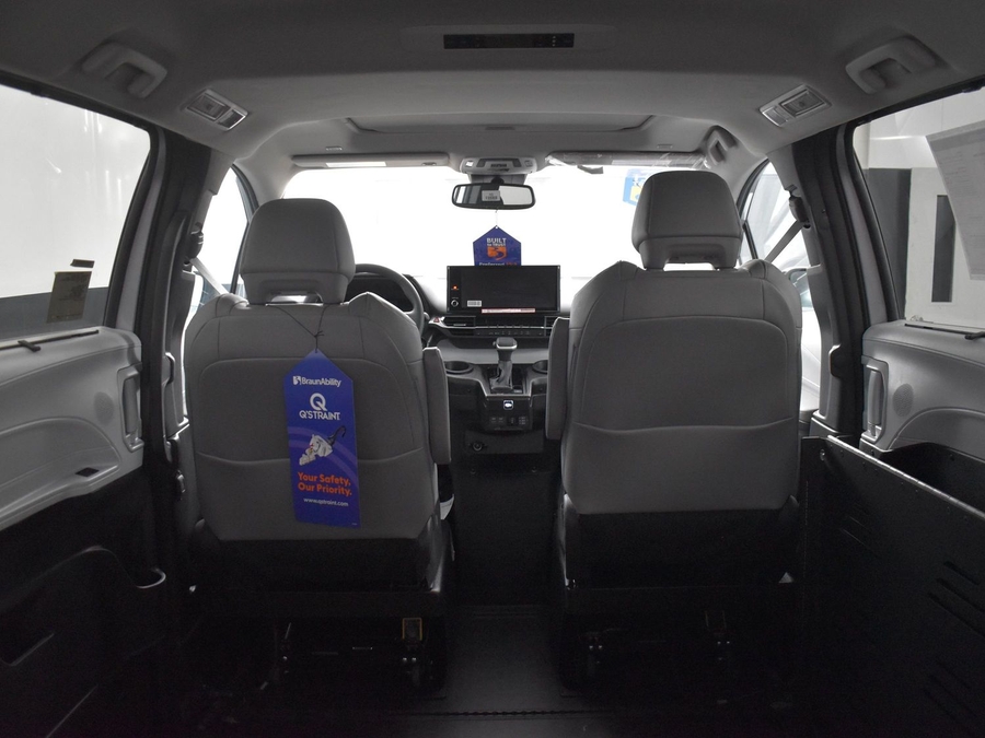 New 2025 Toyota Sienna Hybrid XLE Base - BraunAbility Side Entry Entry Fold Out Automatic Ramp
