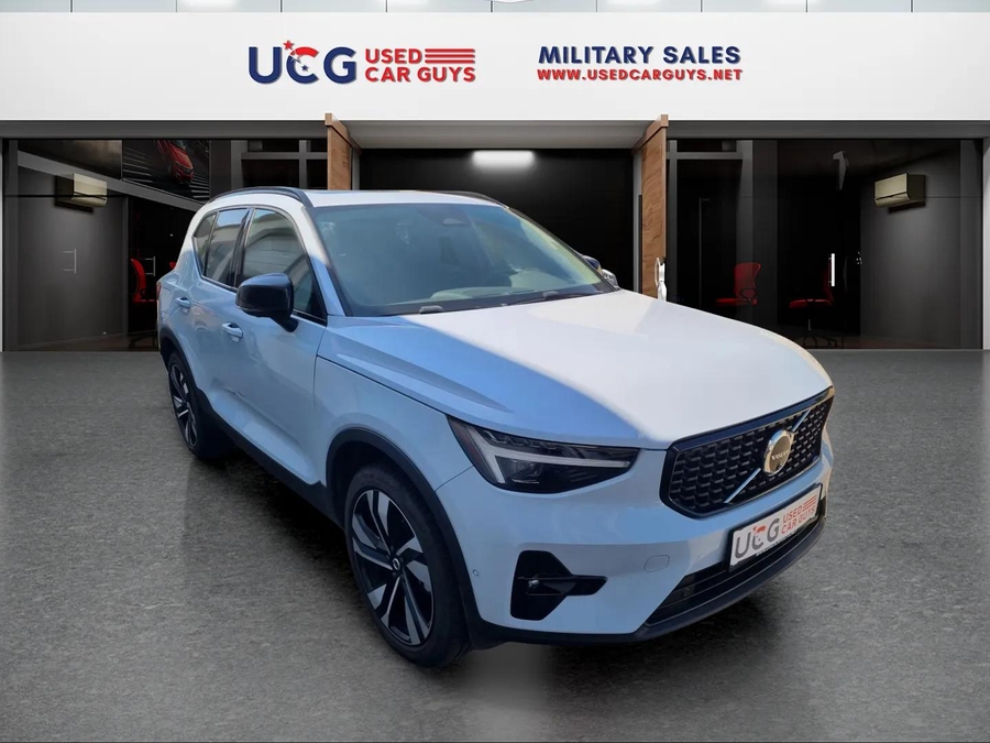 2024 Volvo XC40 B5 Ultimate Dark Theme