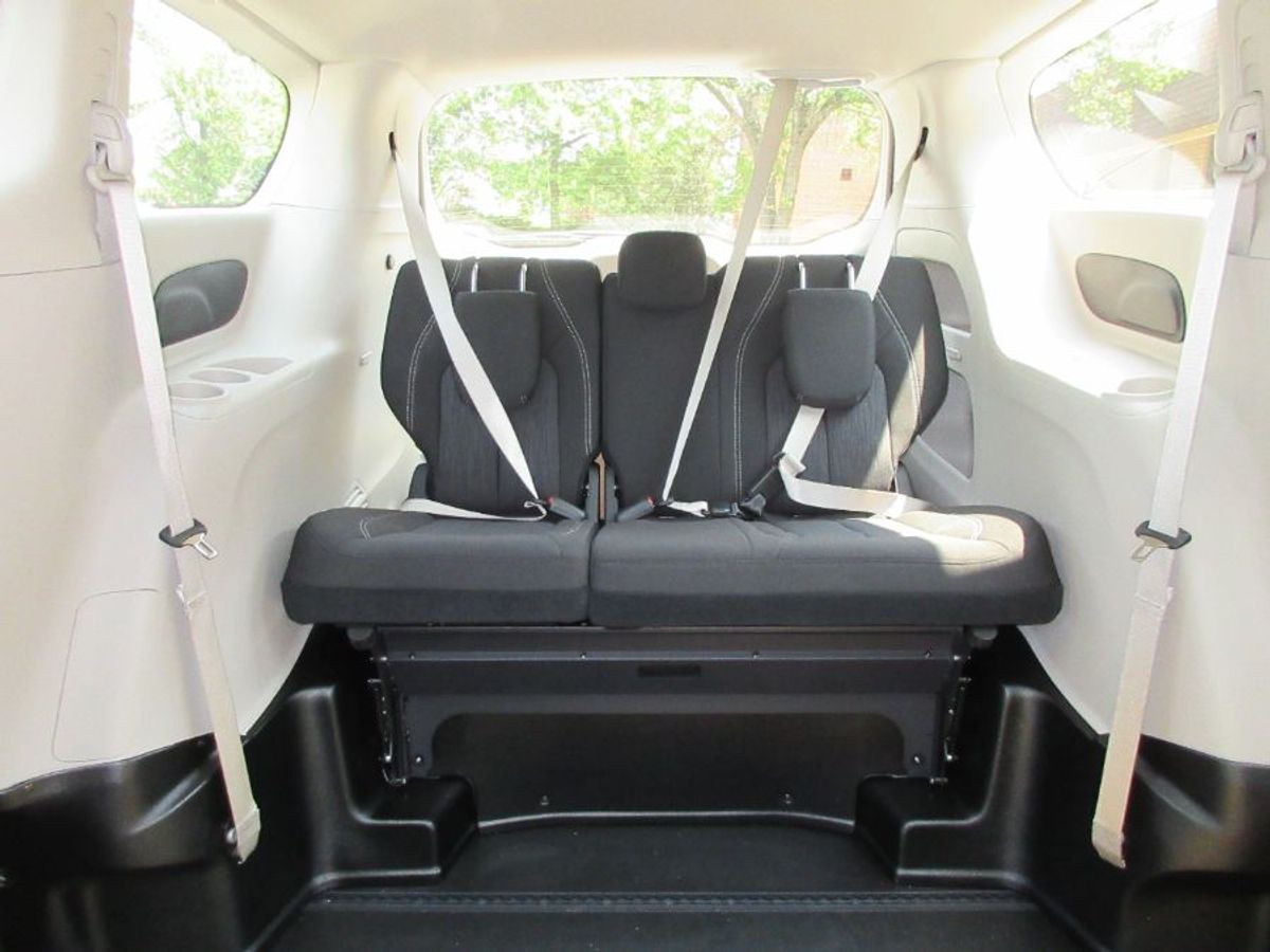 Silver Chrysler Voyager image number 13