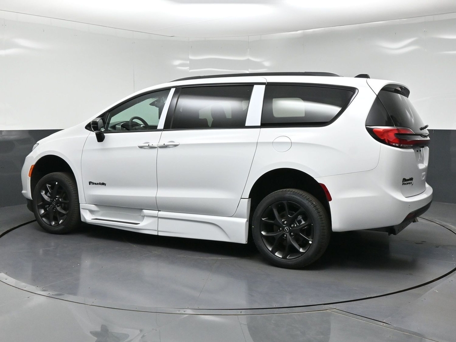 White Chrysler Voyager image number 10