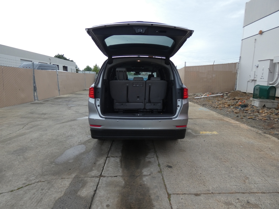 Silver Honda Odyssey image number 15