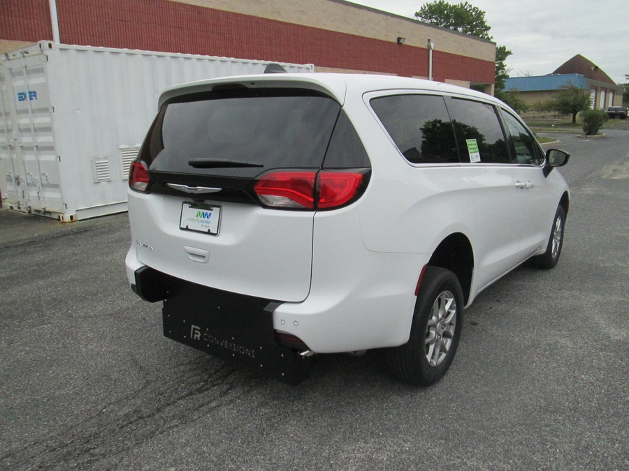White Chrysler Pacifica image number 4