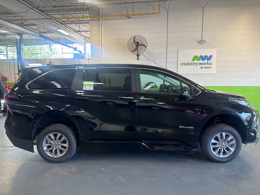 Black Toyota Sienna image number 3