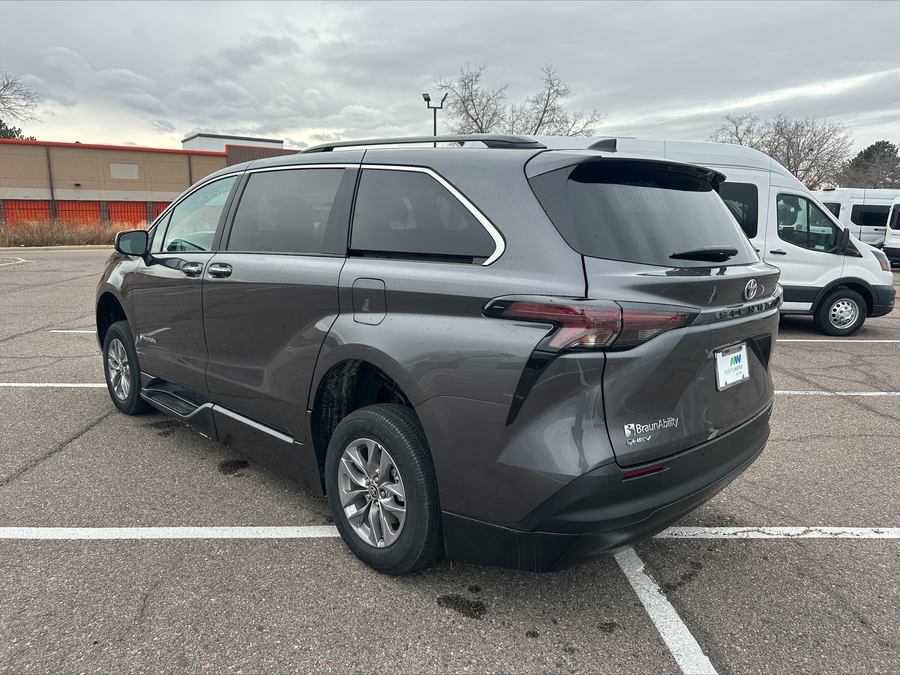 Grey Toyota Sienna image number 1