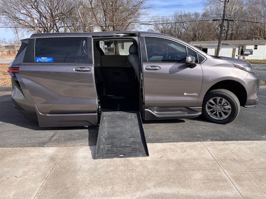 Used 2022 Toyota Sienna Hybrid XLE Base - BraunAbility Side Entry Entry Fold Out Automatic Ramp
