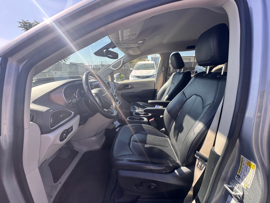 Silver Chrysler Pacifica image number 3