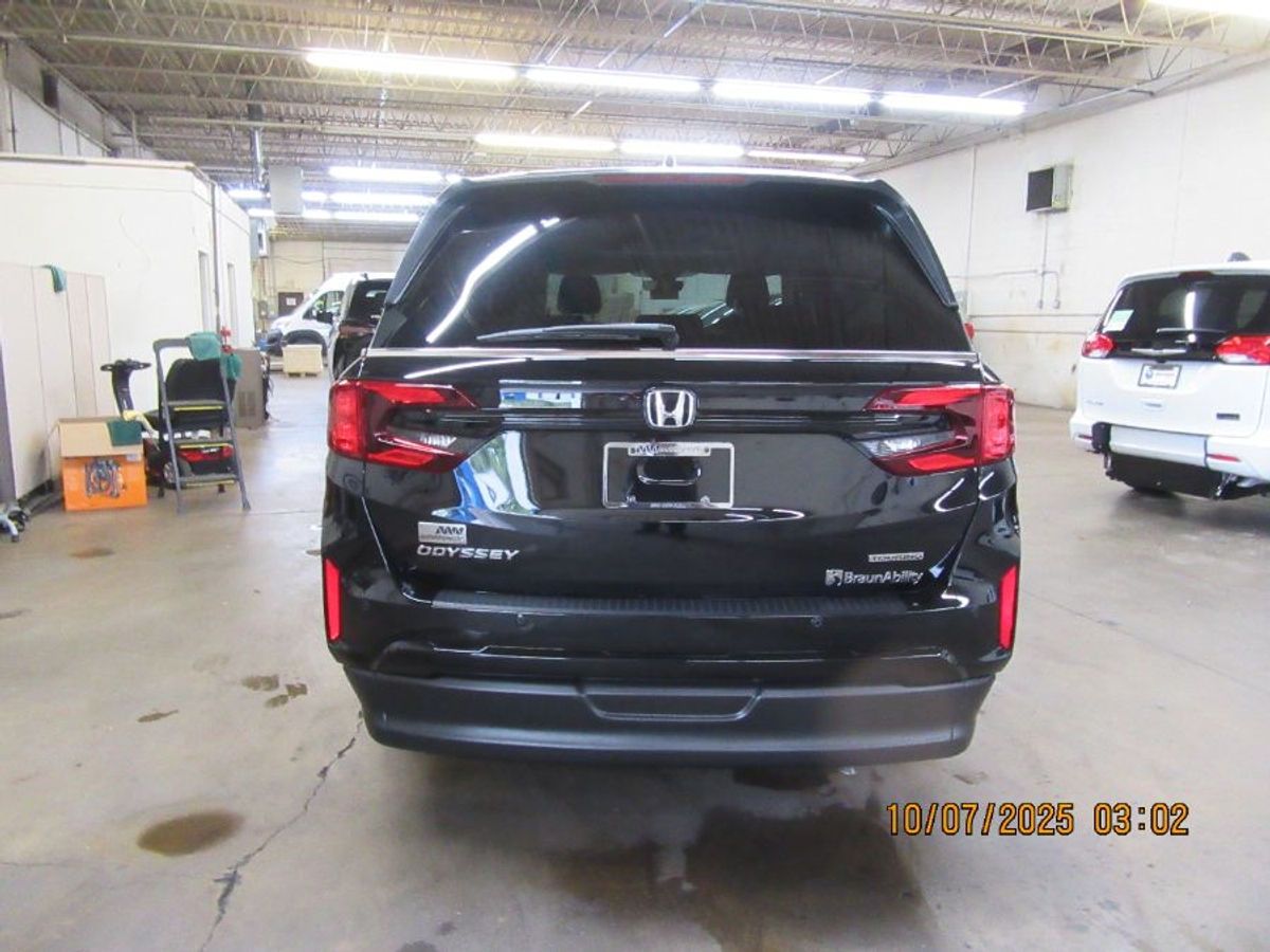 Black Honda Odyssey image number 11