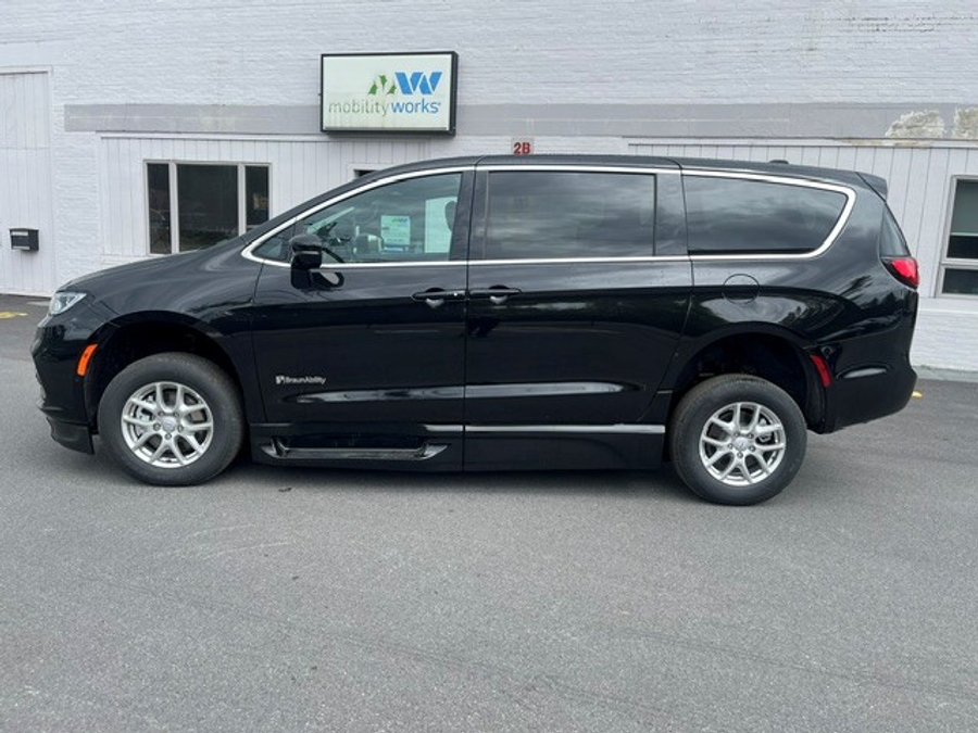 Black Chrysler Pacifica image number 2