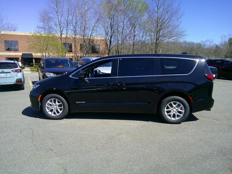 Black Chrysler Pacifica image number 10